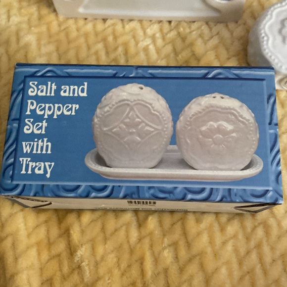 Napkin holder and Salt and Pepper Set with Tray - Picture 7 of 11